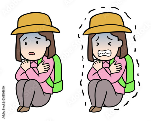 登山中に疲労と寒さで座り込んで震える女性