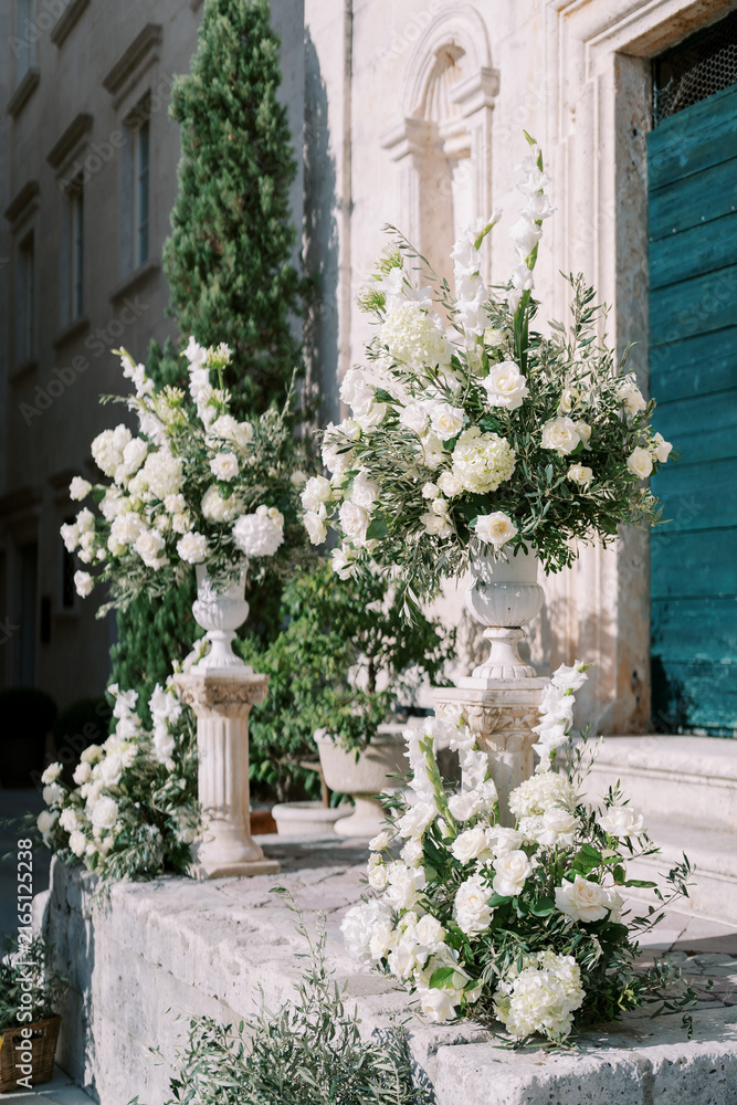 Obraz premium Elegant wedding floral arch in Perast Montenegro