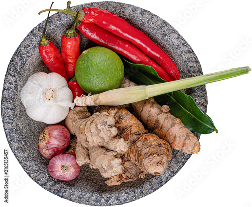 Foto Top view raw ingredients red chilies green lime garlic in granite mortar isolate