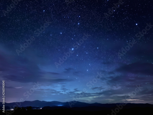 Plakat 夜空一面に星空が広がり下のほうには雲がたなびく山々のシルエット風景の天体観測