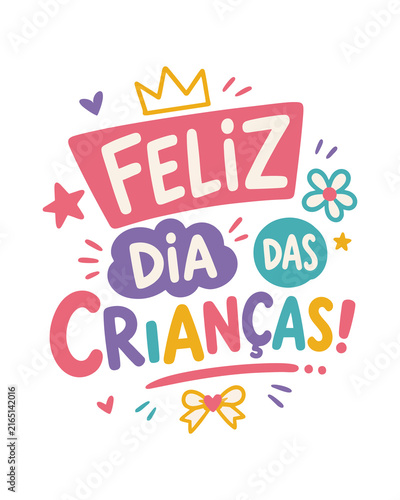 Lettering Vetorial Infantil Feliz Dia das Crianças Colorido em Rosa, Roxo, Turquesa e Amarelo com Coroa, Flores e Corações