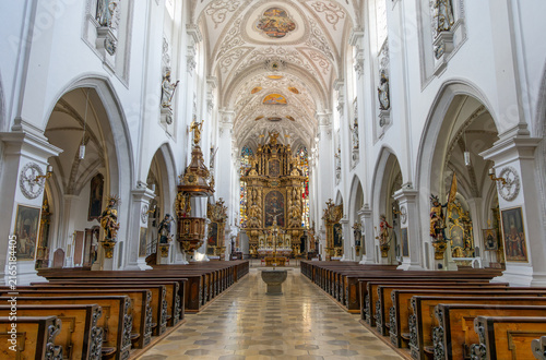 Foto Interior view of Maria Himmelfahrt church nave and gilded high altar in Landsber