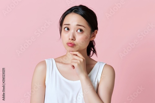 Plakat 困惑した表情の日本人女性が思案するスタジオポートレート