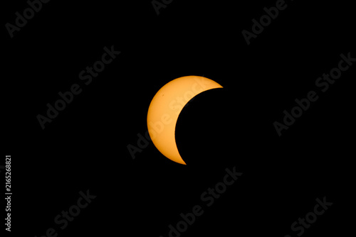 Fotografía Total solar eclipse over Mallorca, crescent sun in the deepening partial phase,