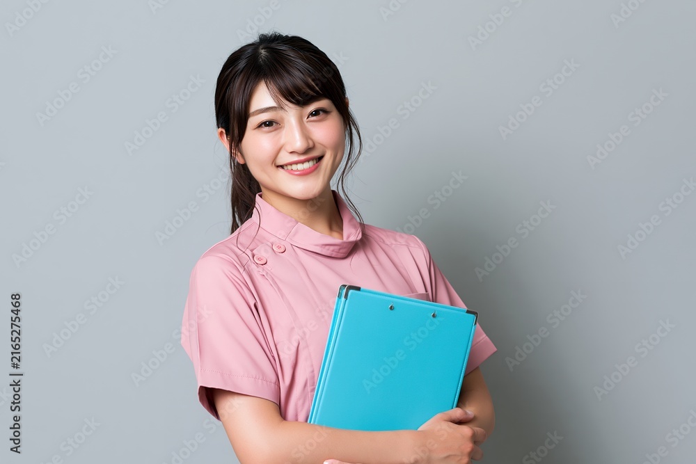Fototapeta premium 笑顔でクリップボードを持つプロフェッショナルな女性医療従事者