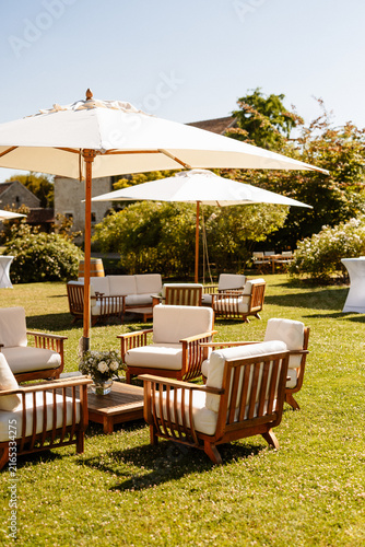 Mobilier de jardin dans le domaine ensoleillé