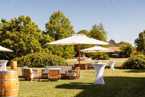 réception extérieur dans le jardin prêt à accueillir les invités