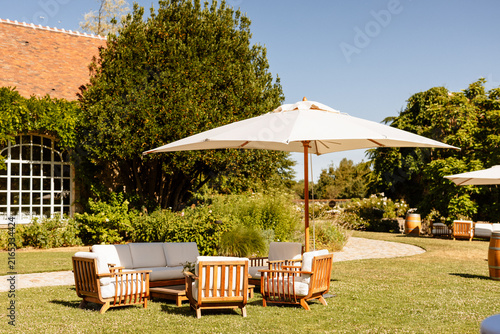 Mobilier de jardin en place pour la réception ensoleillée