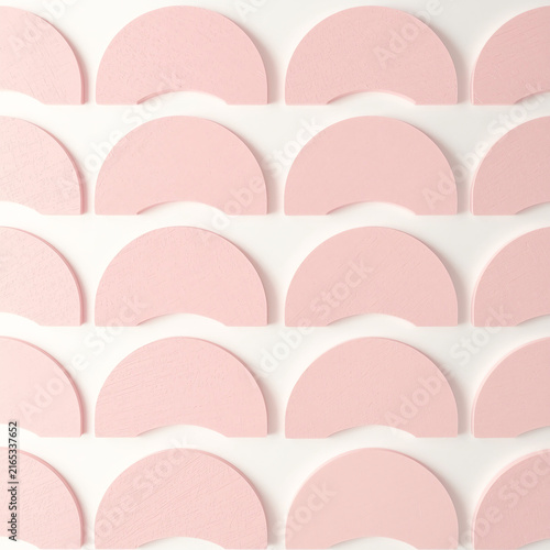 Fotografía A close-up view of a pink semicircular tile pattern on a white background