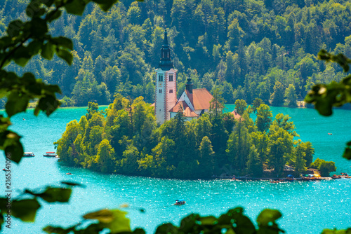 Bleder Insel mit Marienkirche im Bleder See an einem Tag im Sommer