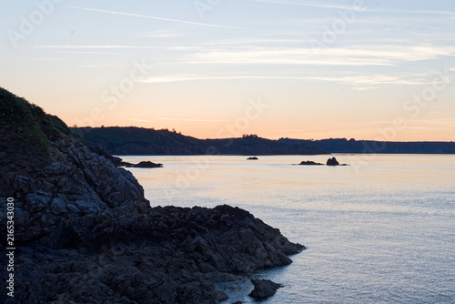 Foto Les plages de Plouha se nichent au pied des plus hautes falaises de Bretagne, offrant des grèves sauvages et de galets, bordées par des eaux emeraude et une nature spectaculaire en Côtes-d'Armor