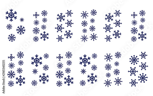 白い背景に様々な濃い青の雪の結晶のコレクション