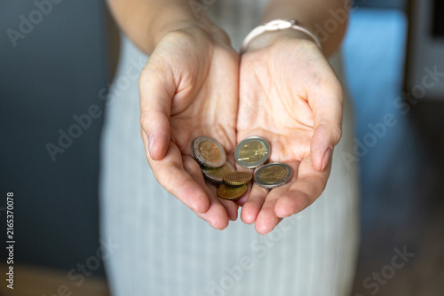 Fotografía Woman holding small change money in her hands