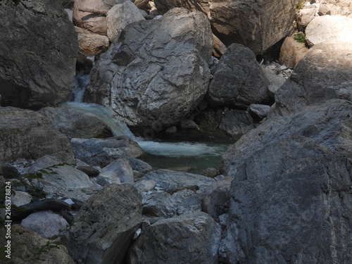 Fotografie focus su cascata e sassi in forra