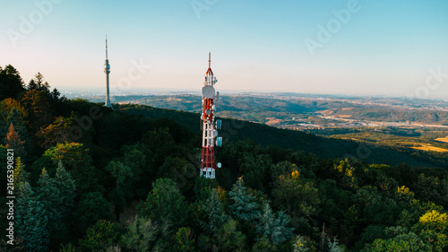 Fotografía Aerial view of a red and white broadcasting tower on Avala mountain