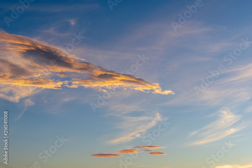 Obraz na plátně 夏の夜明けの空のグラデーションと美しく輝く雲41