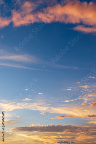 Konstfotografi 夏の夜明けの空のグラデーションと美しく輝く雲48