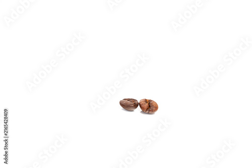 фотографія Two roasted coffee beans isolated on white background with soft reflection
