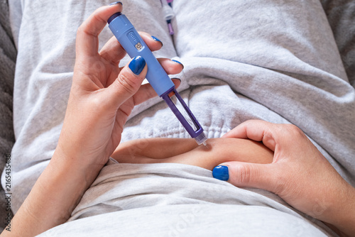 Cuadro en lienzo point of view of a woman performing a subcutaneous semaglutide injection with a medical pen,  medication for the management of diabetes and weight loss, representing healthcare and obesity