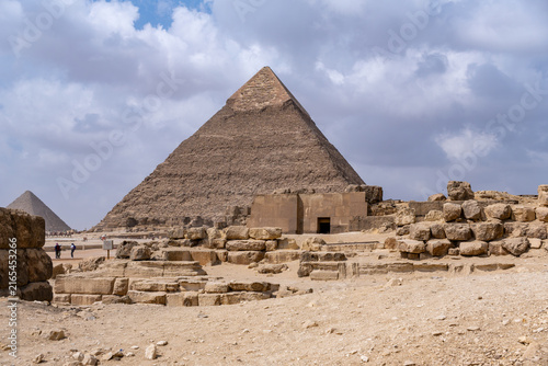 Fotografía The great Pyramid of khafre and menkaure standing on the Giza Plateau