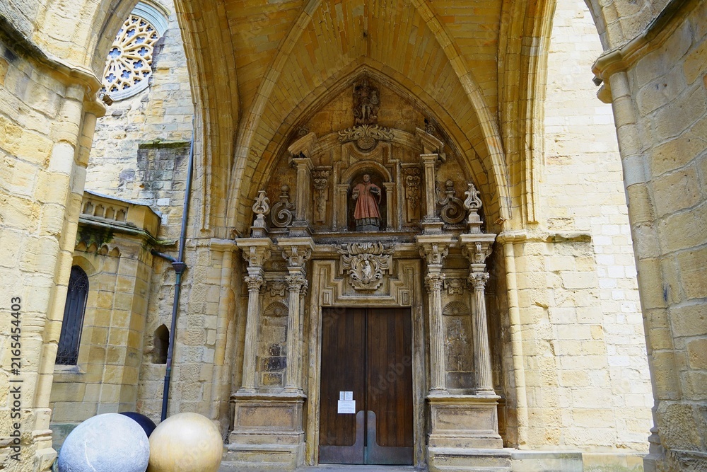 Fototapeta premium The entrance to the church of Saint Vincent, or San Vicente in the old town of San Sebastian, Spain