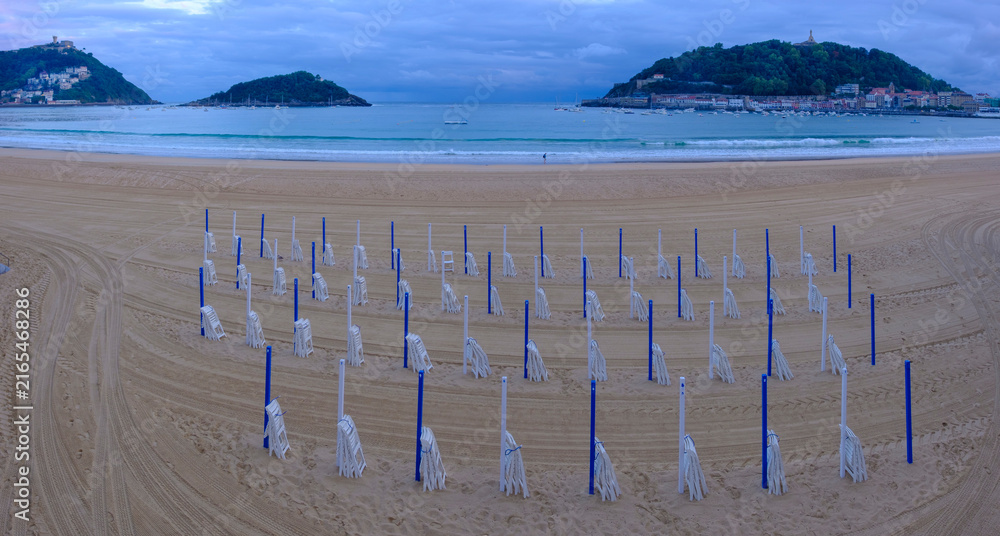 Fototapeta premium La Concha Beach and Bay with Mount Igueldo and Mount Urgull, San Sebastian, Basque Country, Spain