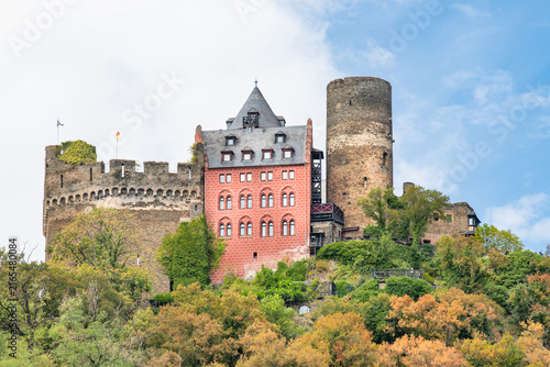 Cuadro en lienzo Schönburg caste in Oberwesel, Germany, rhine river valley in summer, medieval to