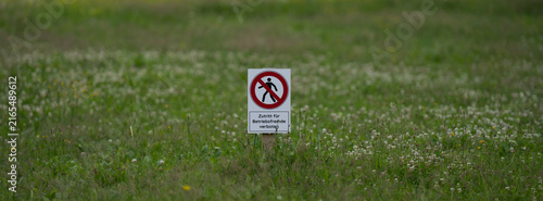 Betreten verboten Schild auf einer Wiese