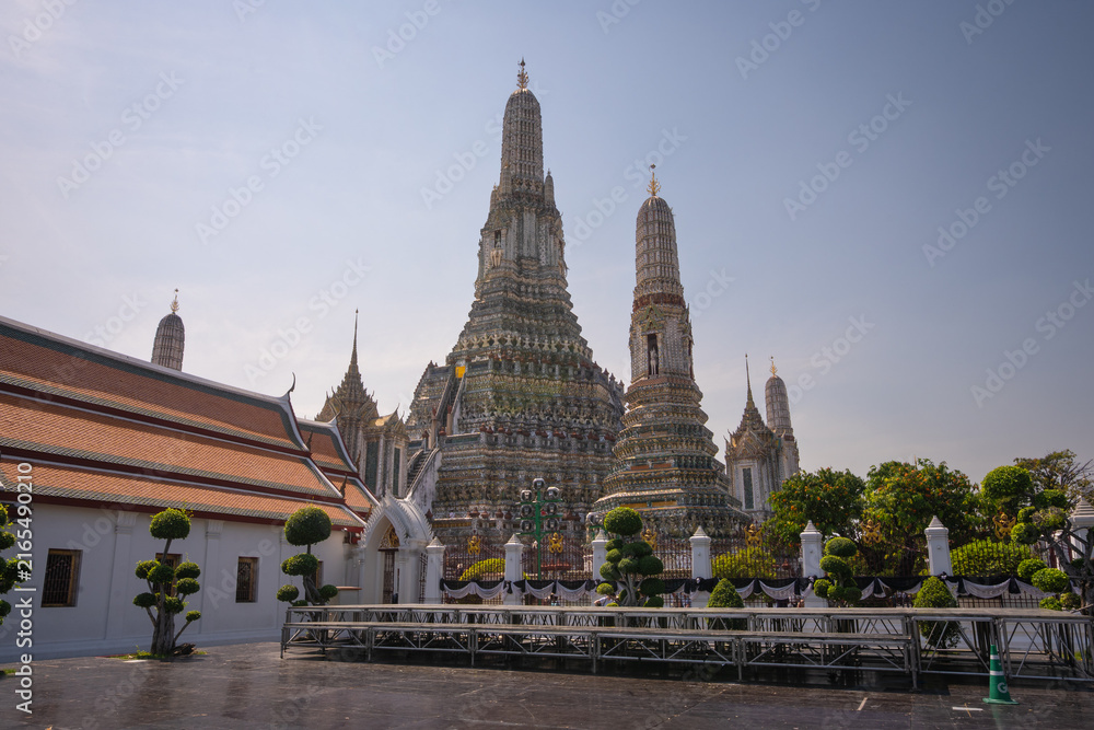 Fototapeta premium Scenic view of Wat Arun, the Temple of Dawn in Bangkok, featuring traditional Thai architecture and temple towers.