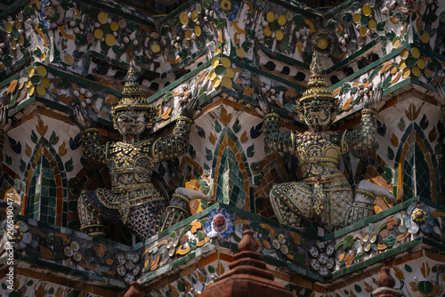 Bild auf Leinwand Mythical Yaksha Guardians supporting the ascending tiers of the sacred structure of Wat Arun, Temple of Dawn in Bangkok, Thailand