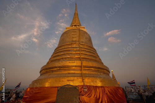 Foto Golden Pagoda of Wat Saket on the Golden Mount in Bangkok, Thailand, iconic sacred landmark and historic Buddhist temple