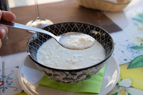 Fotografía A bowl of creamy ricotta calda in Modica Sicily, Italy