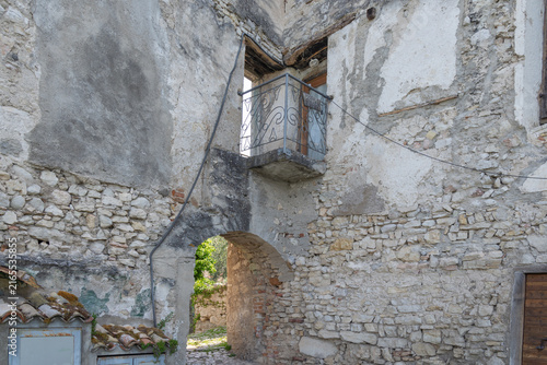 Foto Campo, a secluded hamlet on Lake Garda, offers a timeless atmosphere, stone houses, narrow paths and breathtaking views over the lake and surrounding mountains