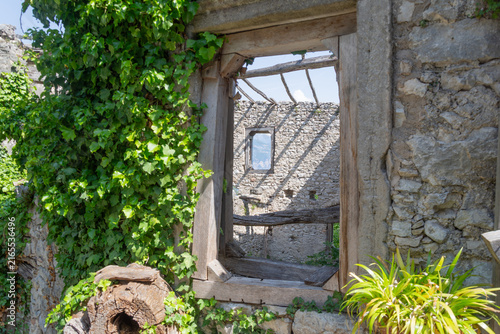 Campo, a secluded hamlet on Lake Garda, offers a timeless atmosphere, stone houses, narrow paths and breathtaking views over the lake and surrounding mountains.