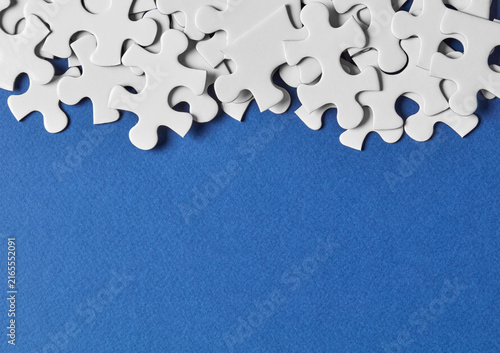 Konstfotografi White puzzle pieces on blue background