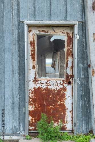 Foto Old metal door with broken glass