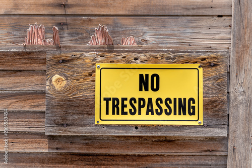 Canvastavla Posted no trespassing sign on old barn