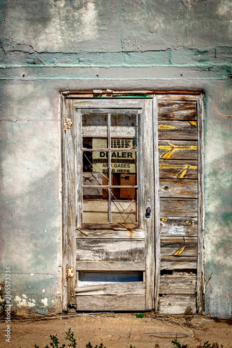 Fotografía Old wooden door on side of building