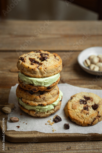 délicieux cookie sandwich à la glace de pistache fait maison pépites de chocolat