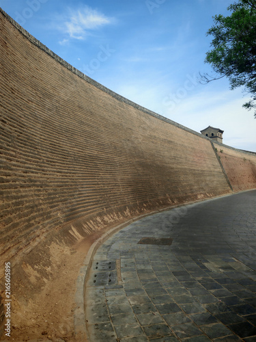 Cuadro en lienzo Curved Ancient City Wall with Watchtower and Walkway