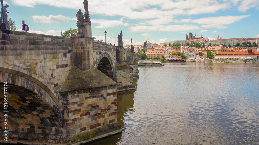 Fototapeta premium Charles Bridge over the Vltava River with Prague Castle in Prague, Czech Republic
