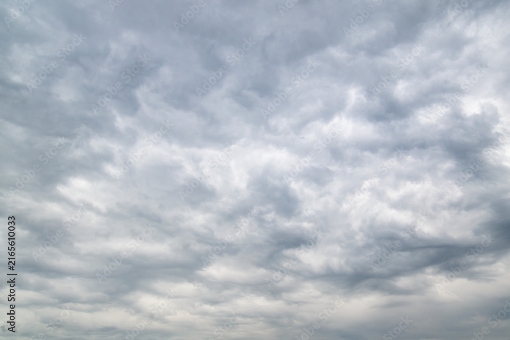 Obraz premium Dramatic cirrus clouds against deep blue sky background