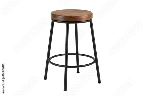Tabouret de bar moderne avec une assise ronde en bois naturel et des pieds en métal noir, isolée sur un fond blanc pur pour le design d'intérieur et l'ameublement.
