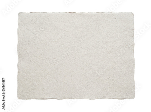 Une feuille de papier artisanale en coton blanc avec des bords irréguliers et une texture fibreuse naturelle, isolée sur un fond blanc pur pour vos projets créatifs.