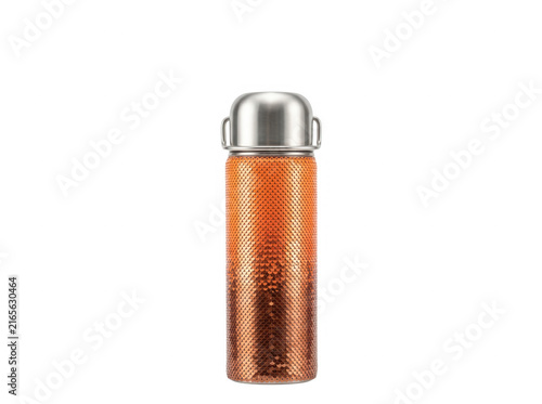 Isolierte orangefarbene Thermosflasche mit metallischem Deckel für heiße und kalte Getränke auf weißem Hintergrund, ideal für Outdoor-Aktivitäten und den täglichen Gebrauch