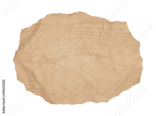 Ein Stück abgerissenes und zerknittertes braunes Kraftpapier mit unregelmäßigen Rändern isoliert auf weißem Hintergrund, ideal als Designelement oder Textfeld.