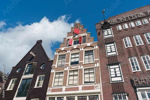 Foto Historic Dutch canal houses rise above the street, showing ornate facades and va