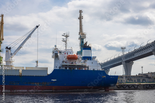 Foto A large cargo ship on the sea channel on Kanonersky Island