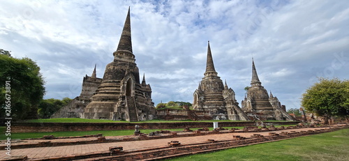 Canvas Print Three beautifully arranged Lanna-style stupas within Wat Phra Si Sanphet, located in the Ayutthaya Historical Park, Historical site