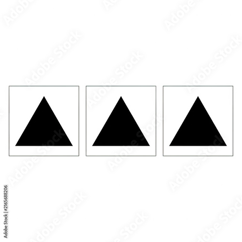 Tre triangoli neri identici disposti in quadrati separati su uno sfondo bianco, design geometrico minimalista e moderno per grafica vettoriale o elementi di interfaccia utente.